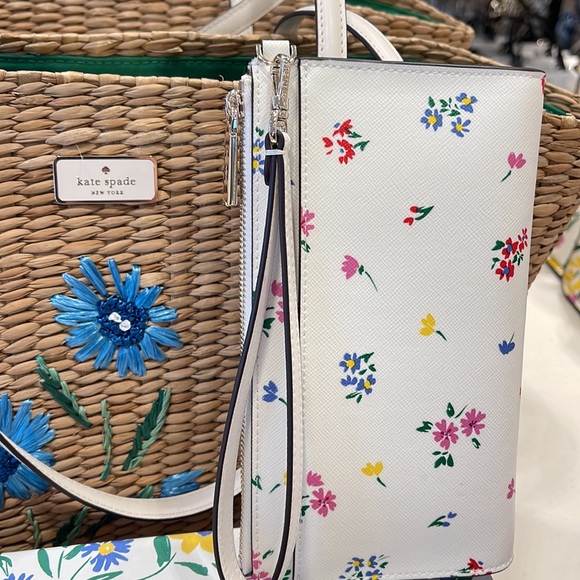 Kate Spade Staci Garden Bouquet Boxed Zip Wristlet
Cream Multi - Picture 12 of 16